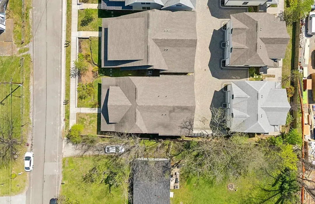 Stylish East Nash Retreat, Walk To Local Favorites, Sleep 10 With Smart Tvs, Workspace & Fast Wifi, Attached Garage & Full Kitchen, Walk To Mas Tacos, Drive 10 Min To Downtown Broadway, 24 Hr Hospitality-1