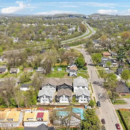 Stylish East Nash Retreat, Walk To Local Favorites, Sleep 10 With Smart Tvs, Workspace & Fast Wifi, Attached Garage & Full Kitchen, Walk To Mas Tacos, Drive 10 Min To Downtown Broadway, 24 Hr Hospitality-3